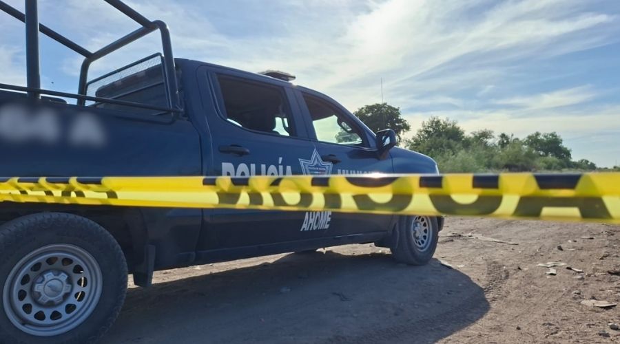 Patrulla de la policía municipal en Ahome con una cinta amarilla de precaución