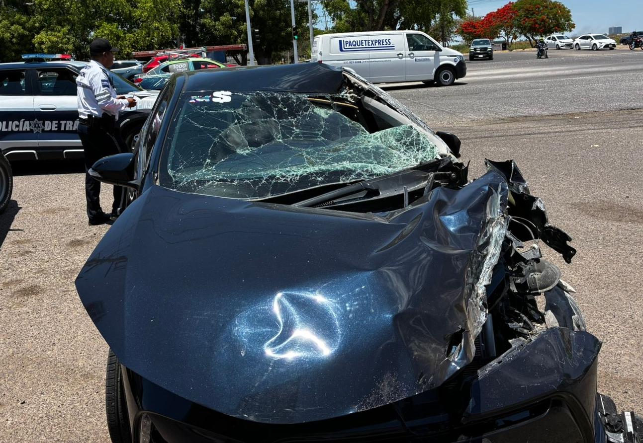 carro negro con choque y vidrios quebrados