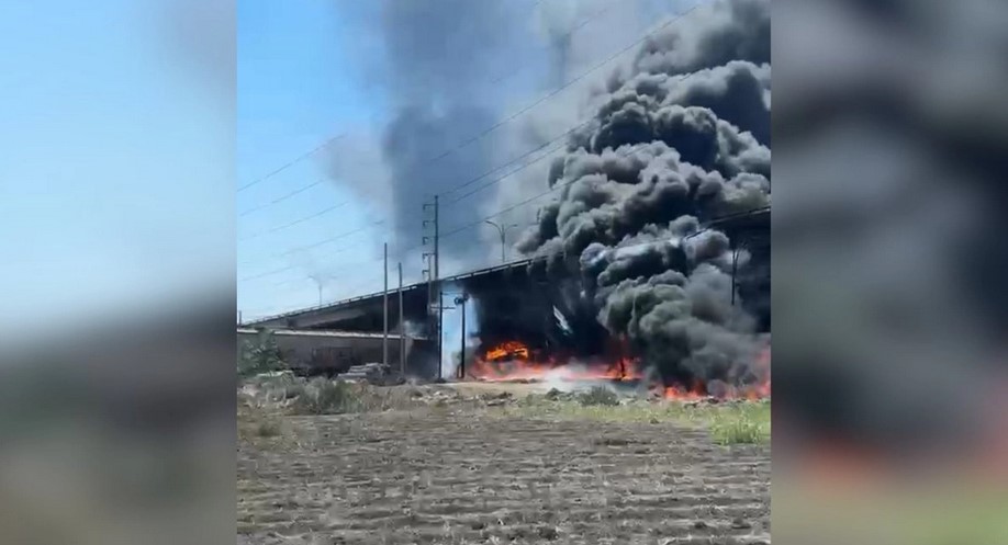 Accidente entre un tren y una pipa deja 2 muertos y un herido en Querétaro: VIDEO
