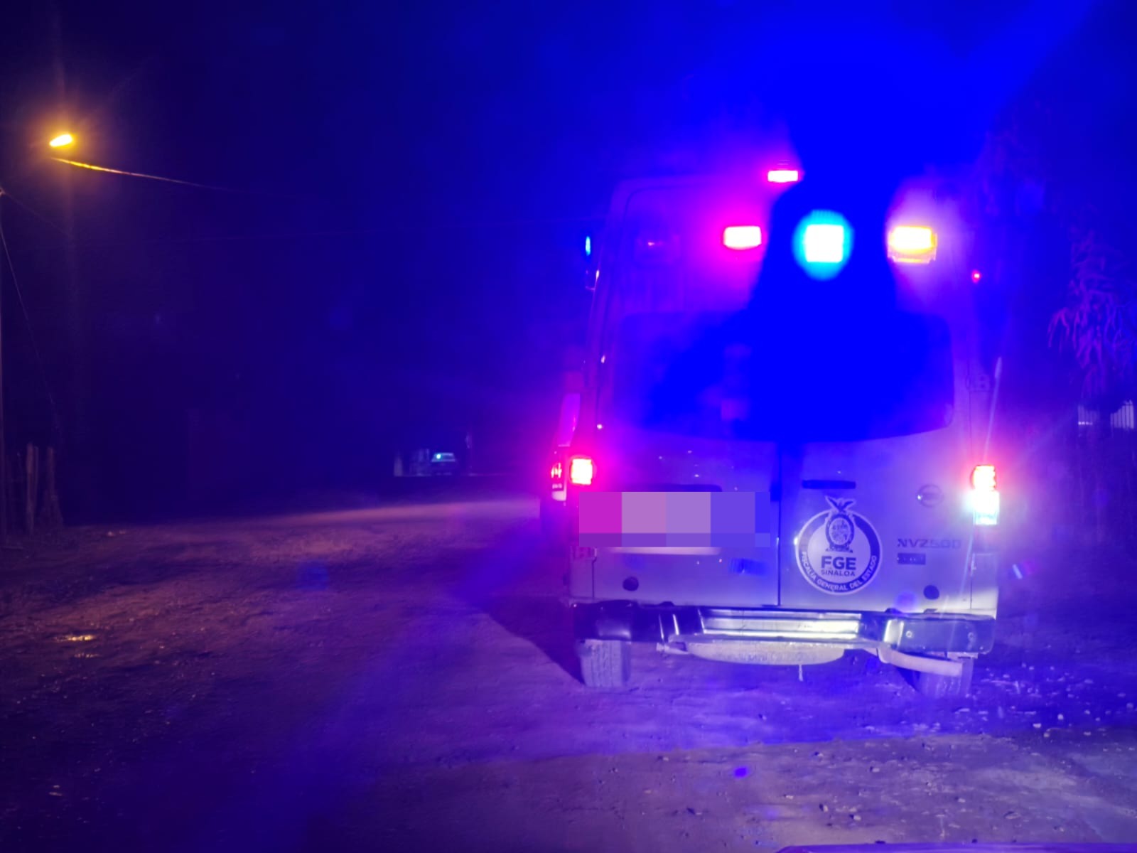 Ambulancia de la Fiscalía General de Sinaloa con las sirenas encendidas en color azul y rojo