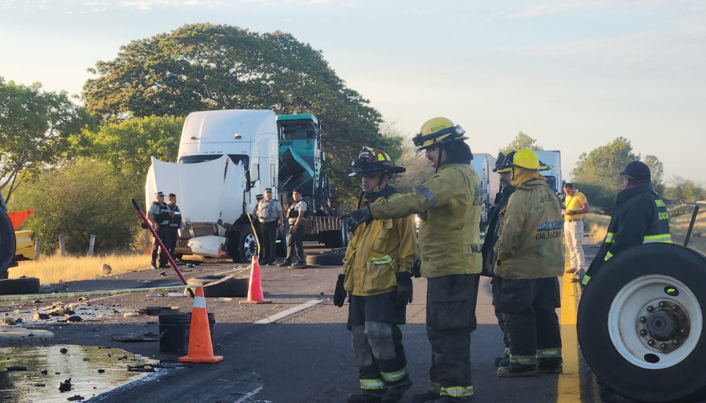 Unidad de carga volcada en carretera, elementos de rescate y apoyo en la zona