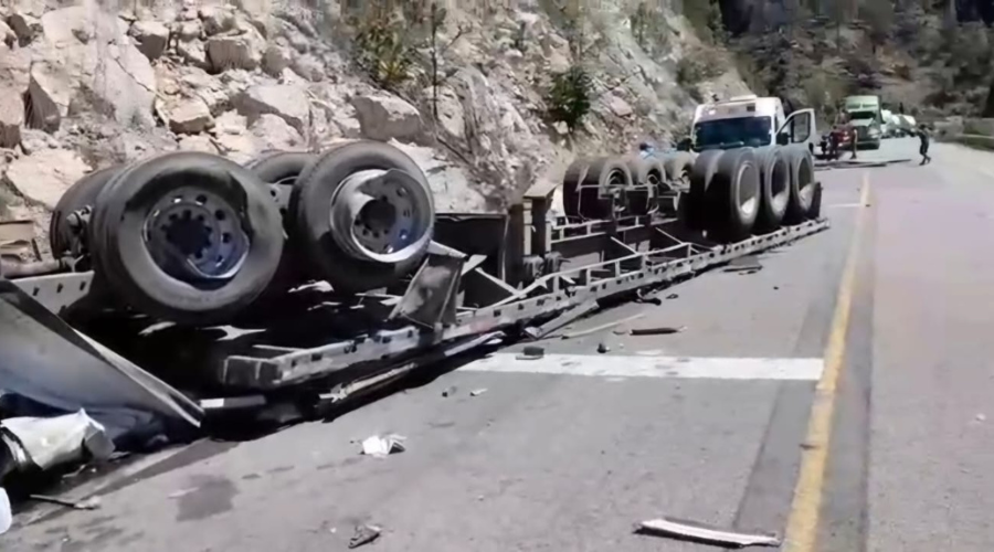 Volcadura a la altura del kilómetro 127 de la autopista Mazatlán-Durango