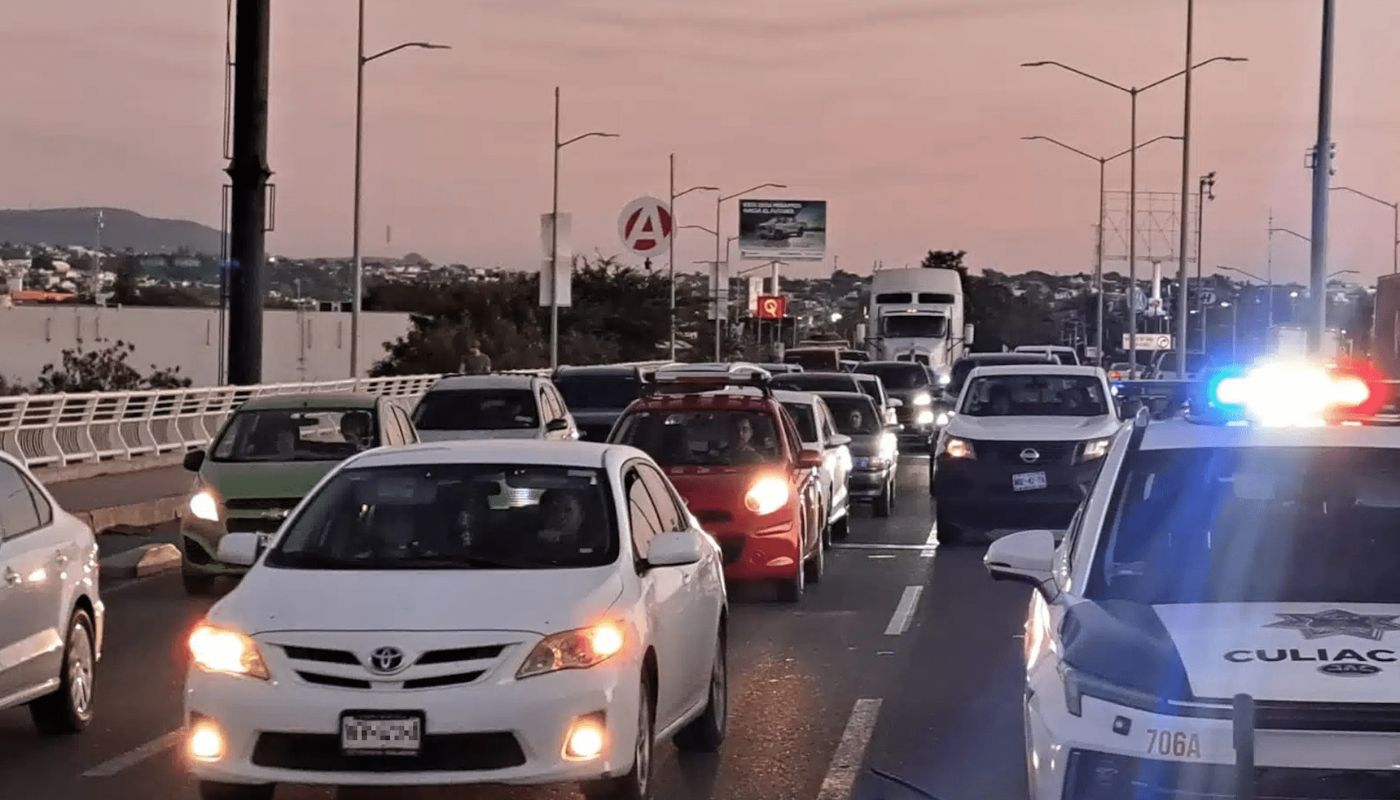 Acumulación de carros en vialidad