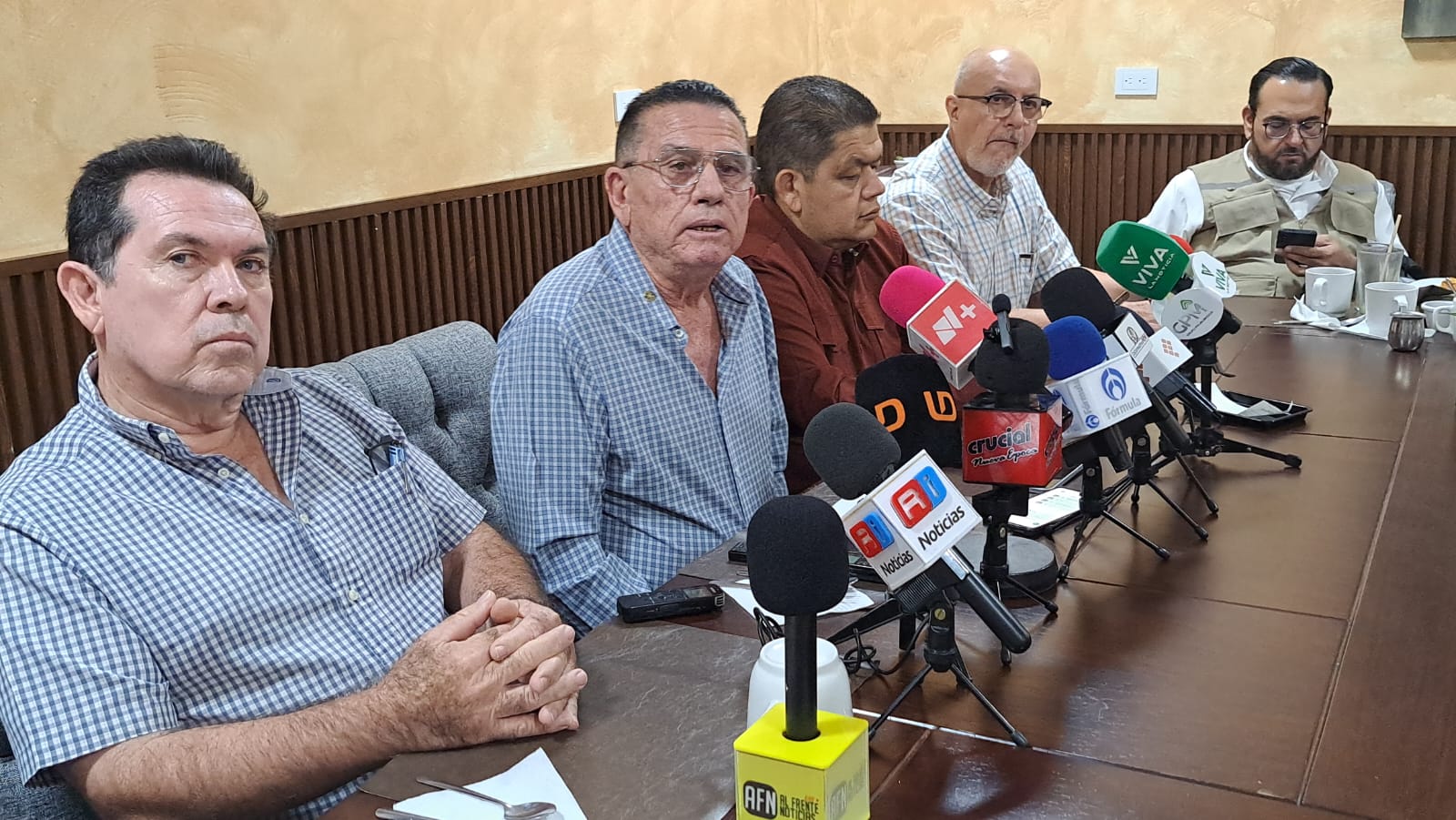 Conferencia de prensa con autoridades de Adecem