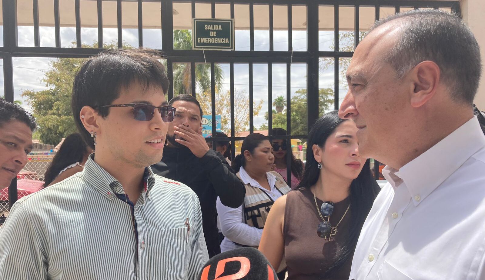 Vecinos junto a alcalde de Ahome con micrófono de Línea Directa