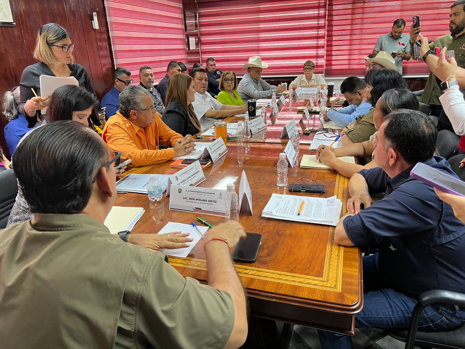 Autoridades junto a elementos de policía y diputados