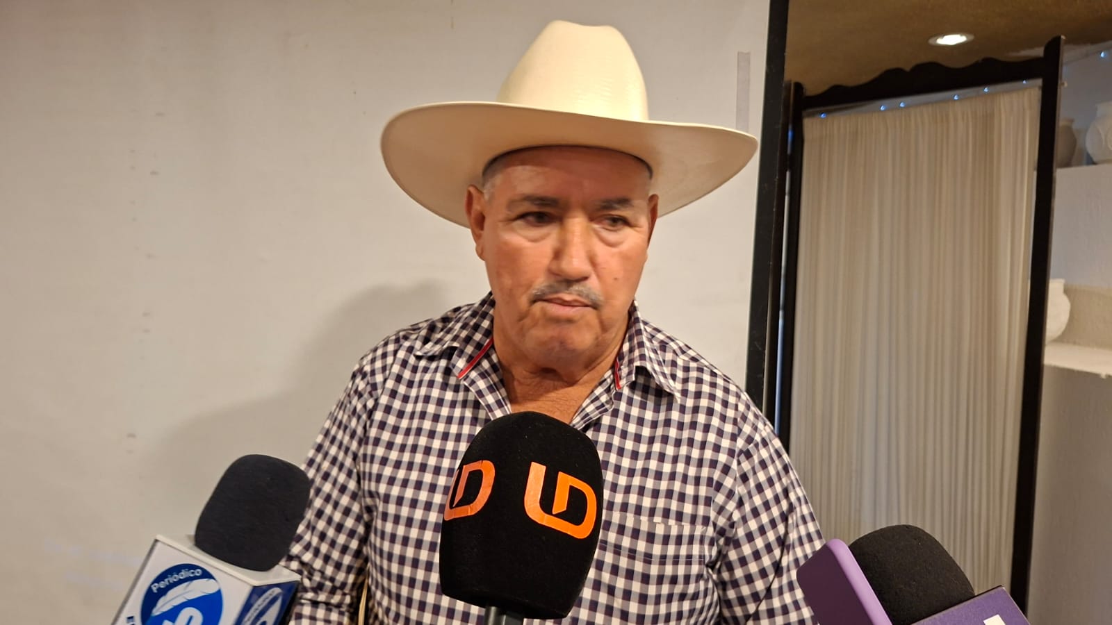 Productor con micrófonos de los medios de comunicación