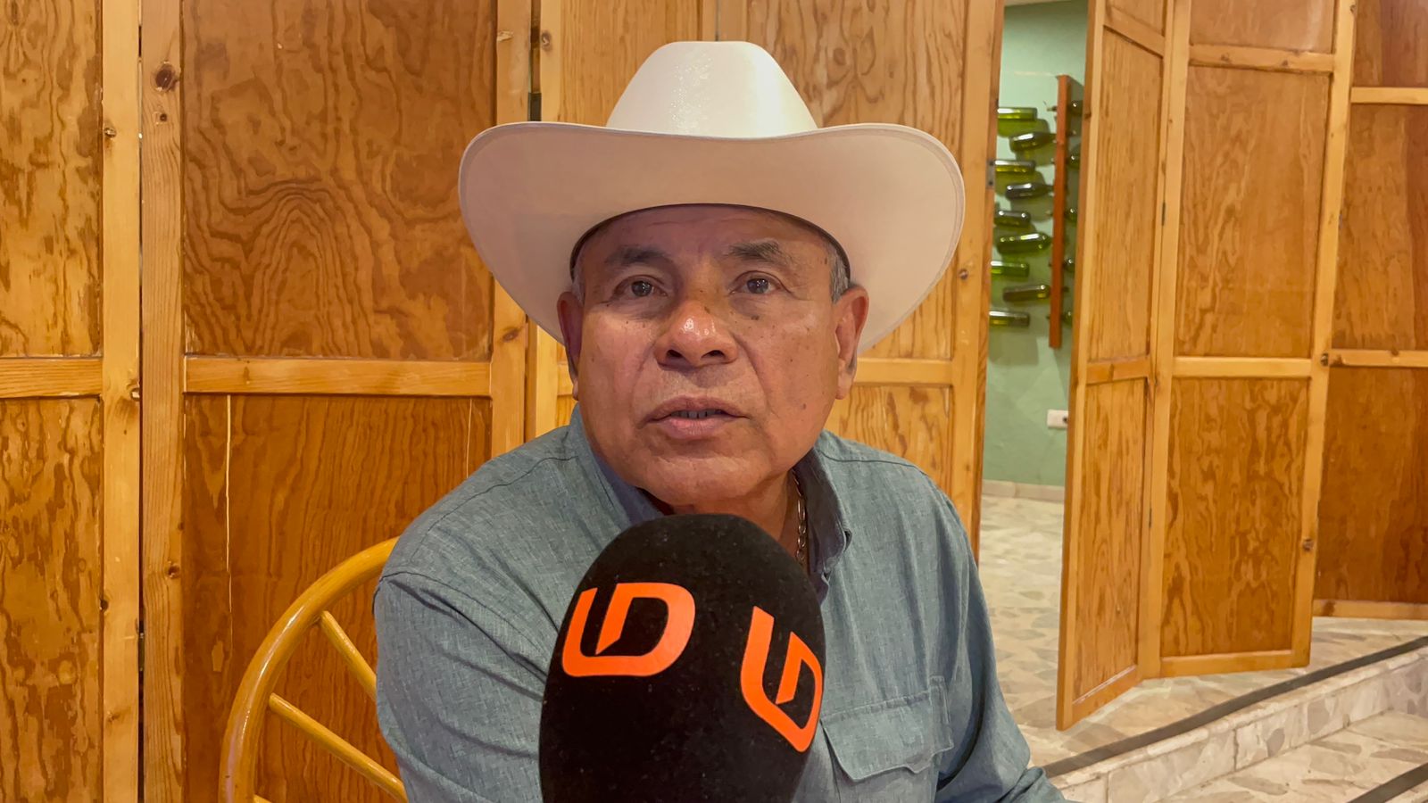 Hombre con sombrero hablando a micrófono de Línea Directa
