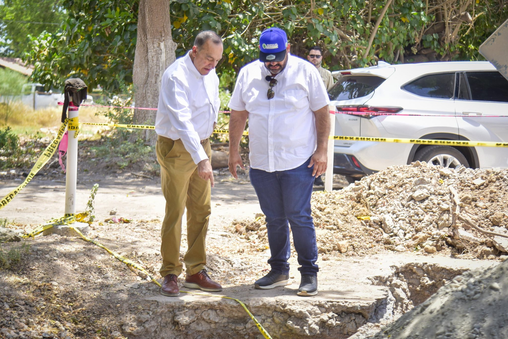 El alcalde de Ahome y personal de Japama inspeccionan una obra de rehabilitación hidráulica en una zona acordonada de Los Mochis.