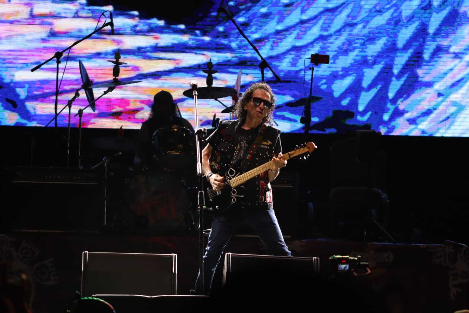 Alex Lora en escenario en Mazatlán