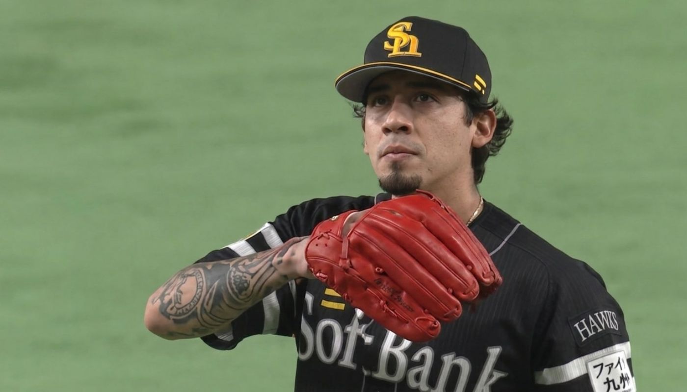Alexander Armenta jugando beisbol en cancha