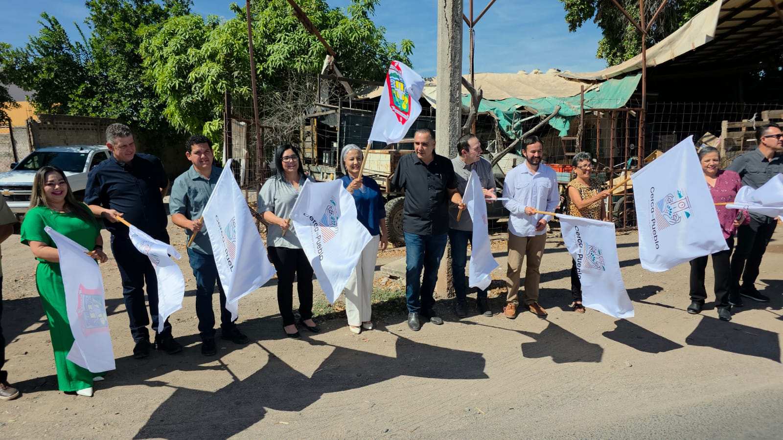Autoridades de Salvador Alvarado ondeando banderas