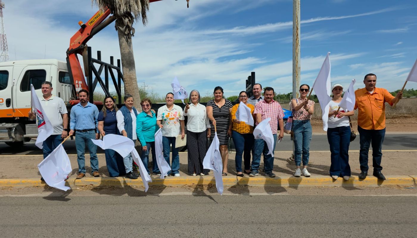 Autoridades de Salvador Alvarado en vialidad y con banderas en las manos