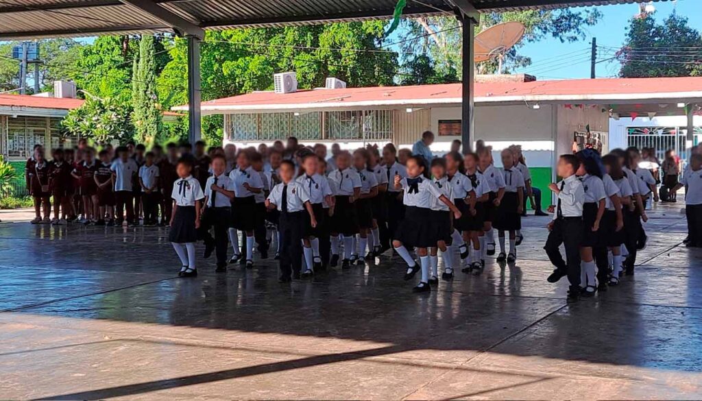Alumnos en evento cívico de Guasave