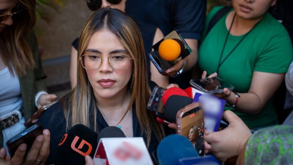 Ana Miriam Ramos Villarreal rodeada por personas con micrófonos