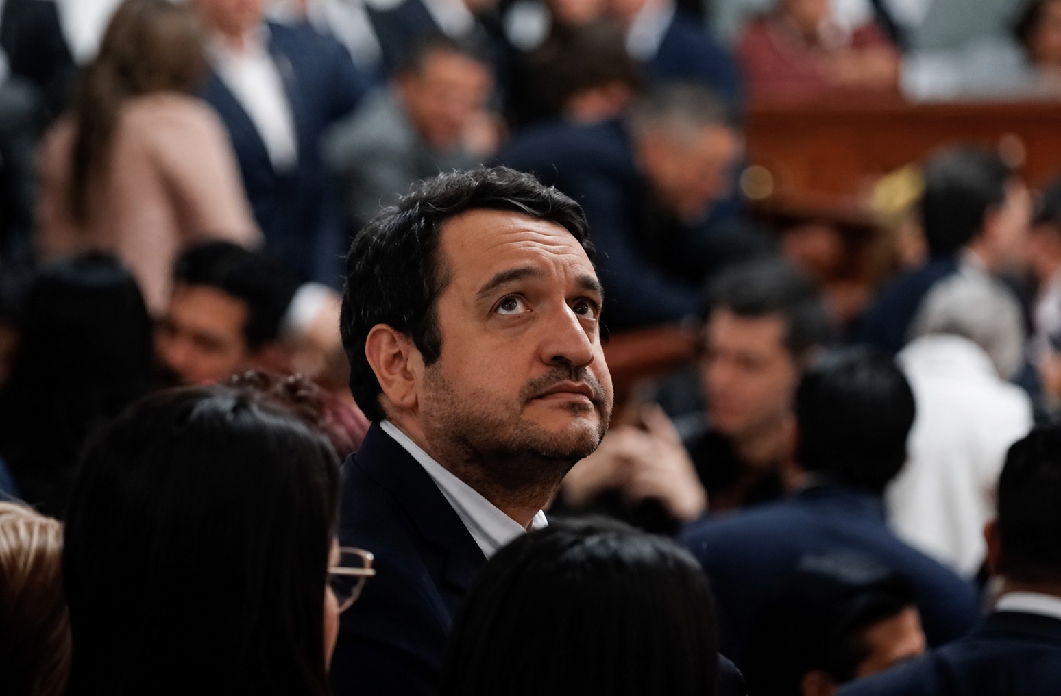 Andy López Beltrán volteando hacía arriba