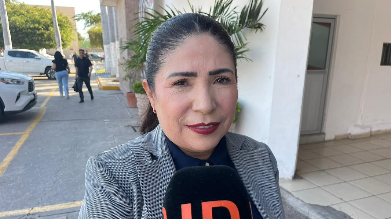 Gloria Uriarte Uriarte, comisionada de la Ceaiv, con micrófono de Línea Directa