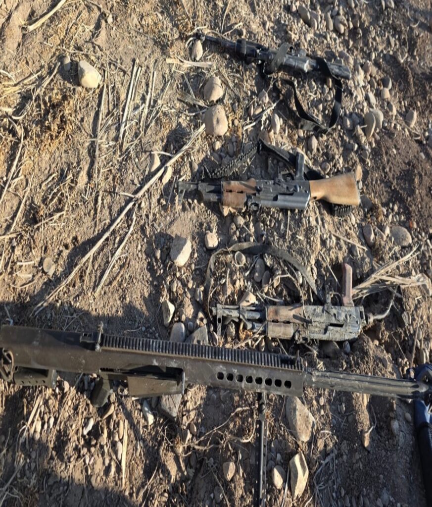 Armas con cargadores sobre la tierra
