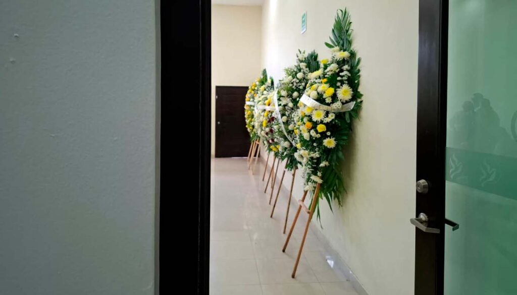Arreglo floral en velorio de Ricardo Gómez, fallecido tras accidente en Sinaloa