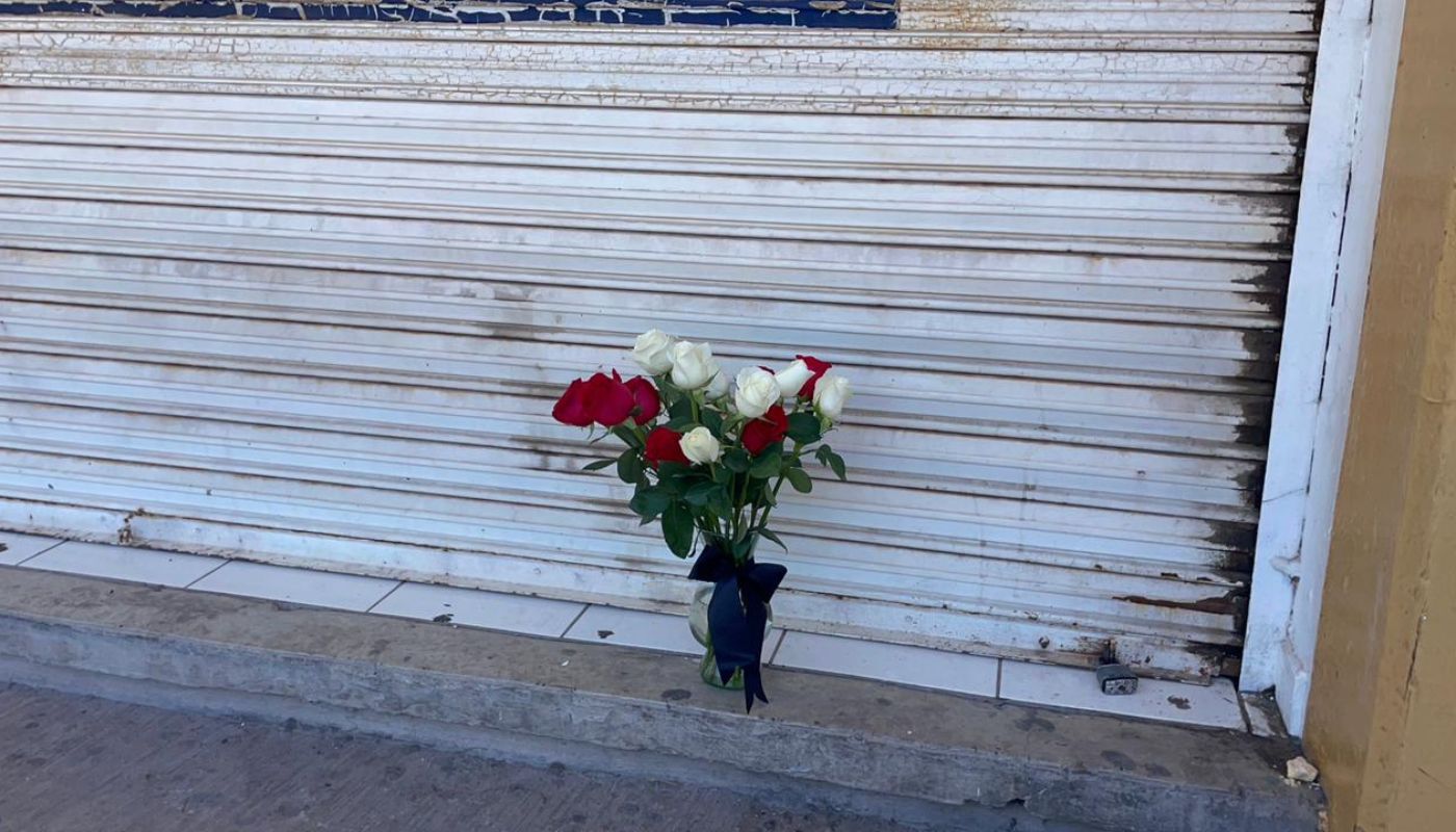 Arreglo floral afuera de un establecimiento