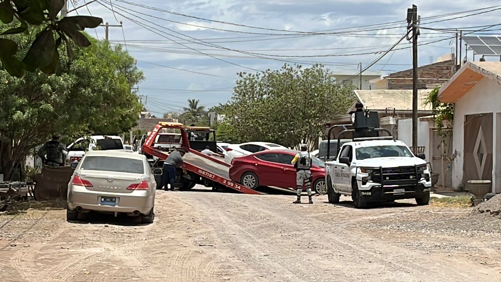 Aseguramiento de vehículos tras un cateo en Guasave.