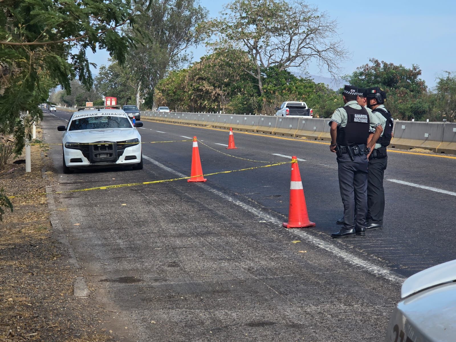Elementos de la Guardia Nacional a la orilla de una carretera