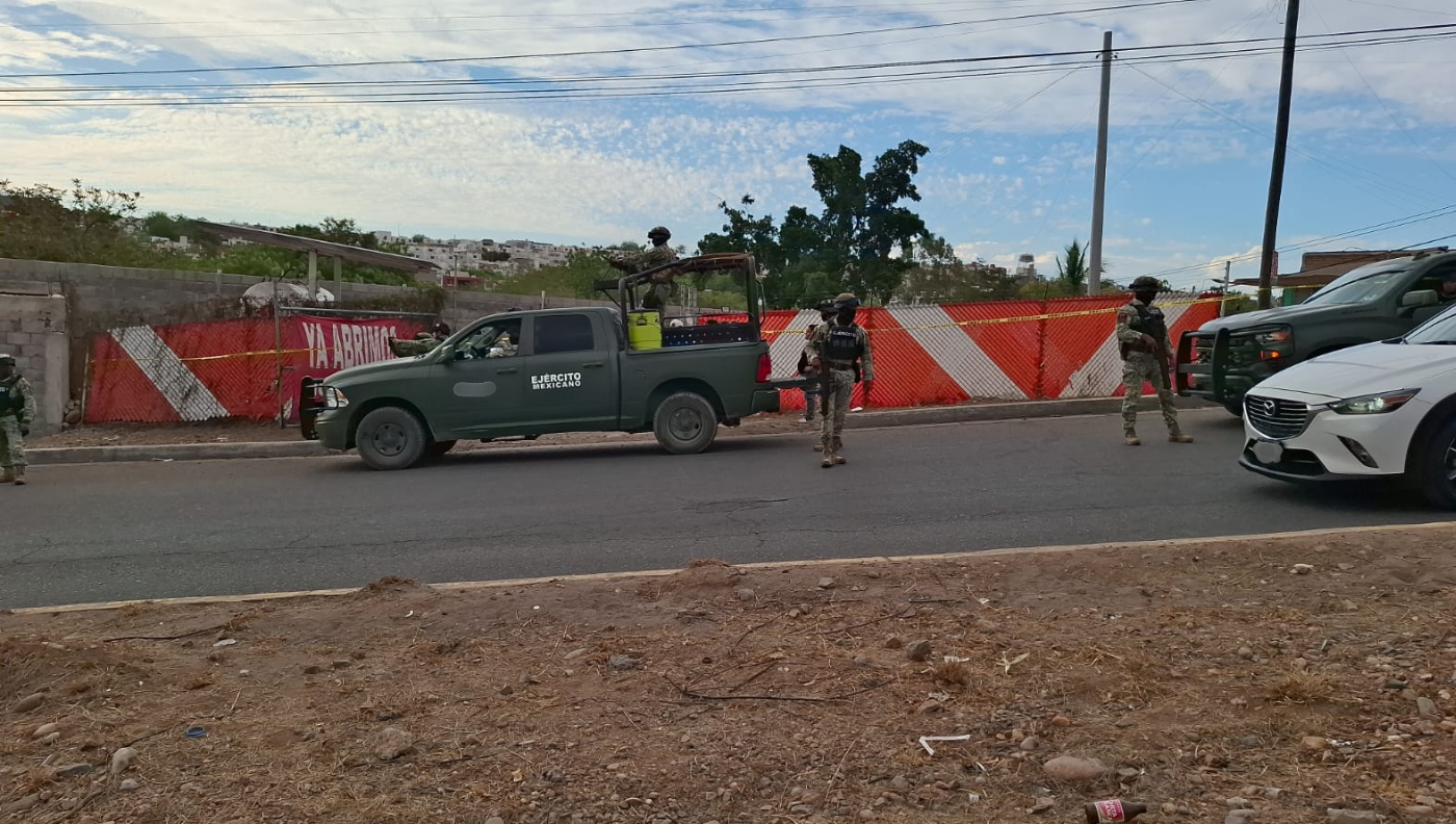 Elementos del Ejército Mexicano afuera de la gasera en donde ocurrió el asesinato.