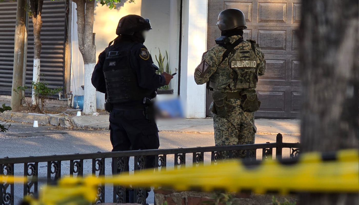 Dos elementos de seguridad junto a una cinta amarilla de precaución