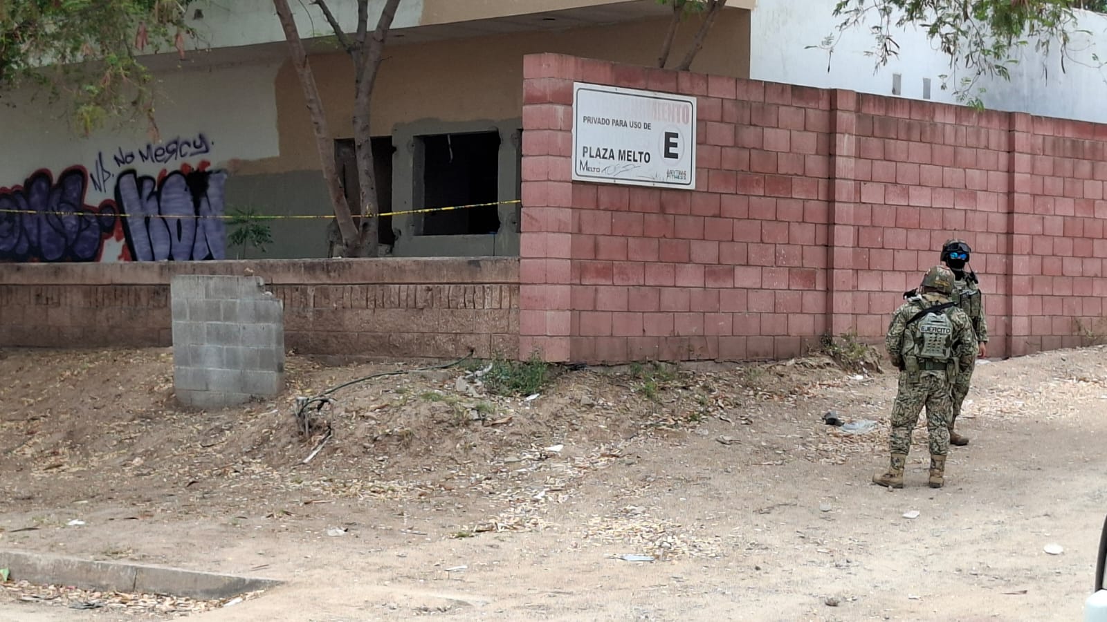 Militares afuera de un inmueble