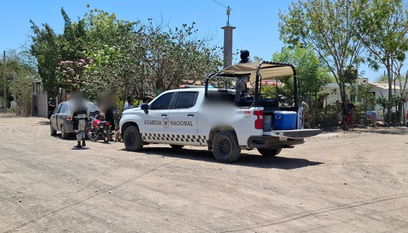 Camioneta de la guardía nacional junto a elementos de seguridad en Costa Rica