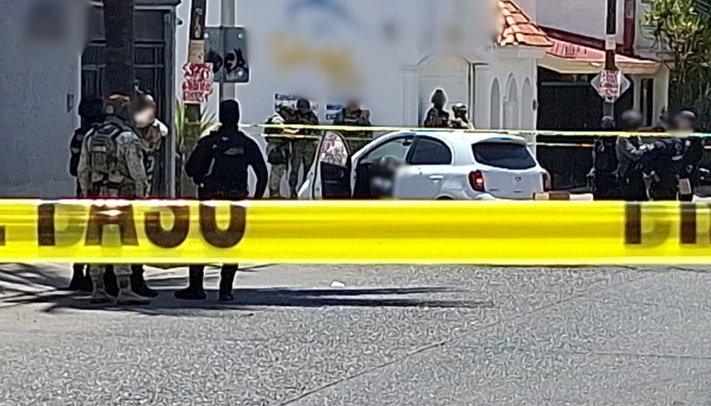 Cinta amarilla de precaución junto a elementos del ejército mexicano y un carro blanco