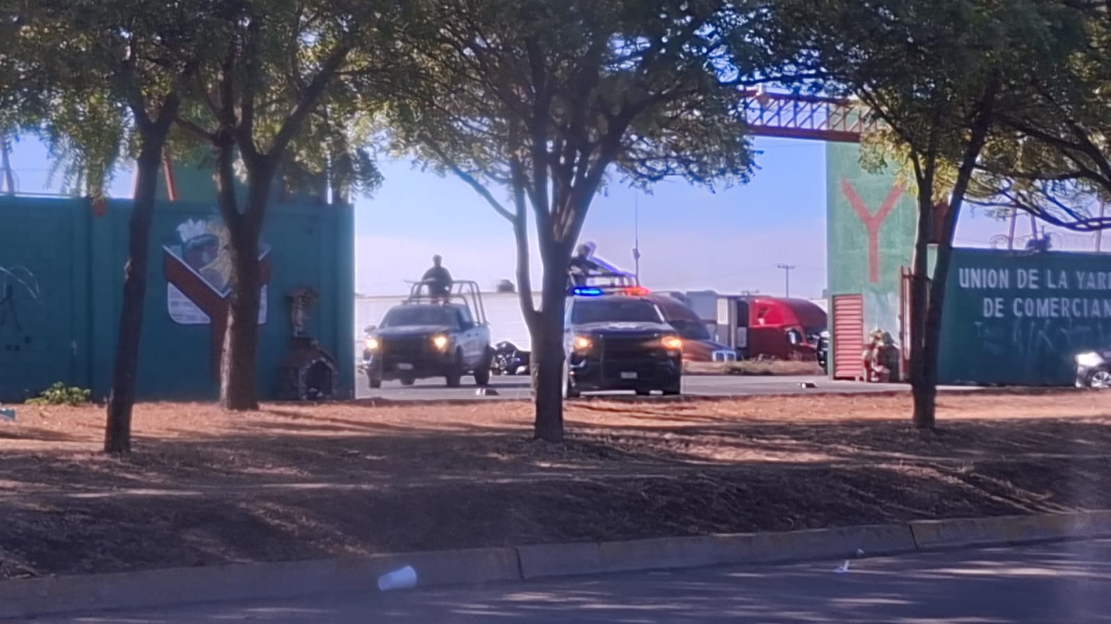Unidades de seguridad custodiando una zona