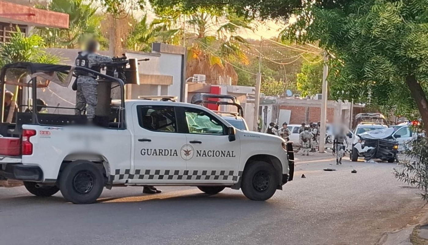 Dos camionetas de la guardia nacional con cinta amarilla de precaución