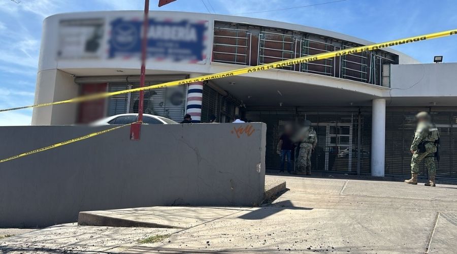 Cinta amarilla de precaución junto a elementos de los soldados en una barbería de Culiacán