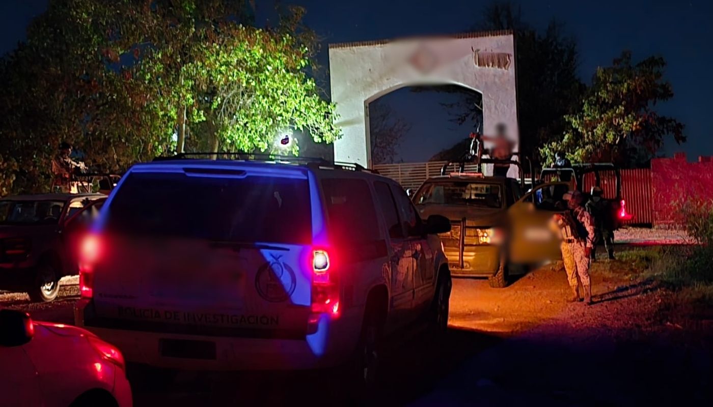 Camioneta de la FGE junto a una camioneta del ejército mexicano