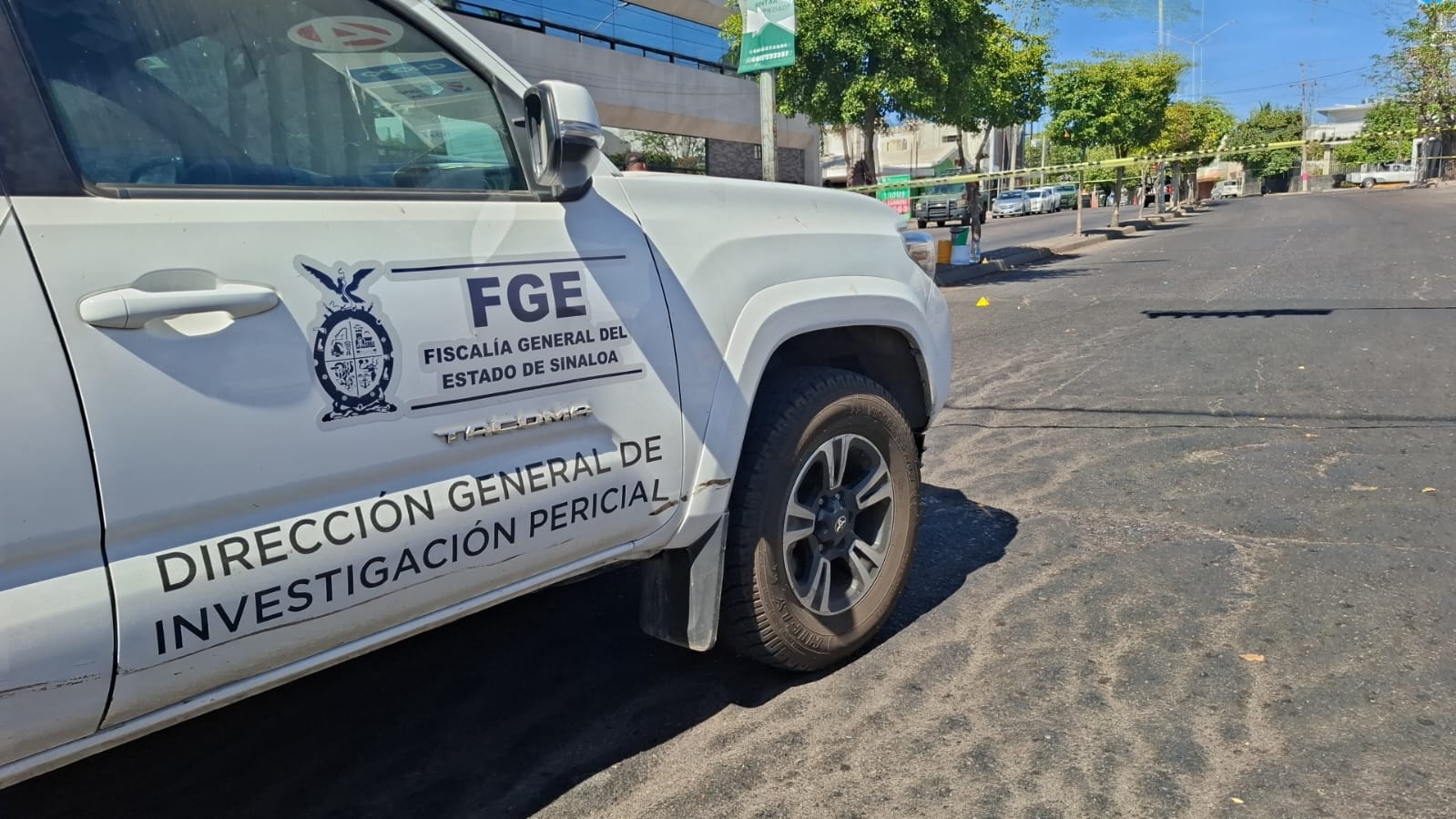 Vehículo de la FGE en el lugar del ataque a balazos.