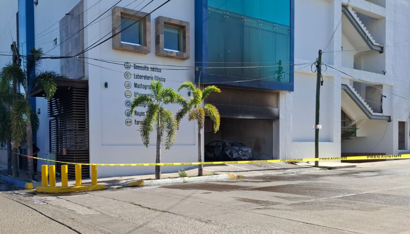 Edificio vandalizado, una cochera con rastros de incendio y un vehículo dañado por el mismo