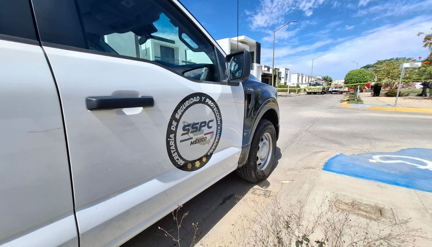 Unidad de la SSPS en una calle con una cinta amarilla de precaución