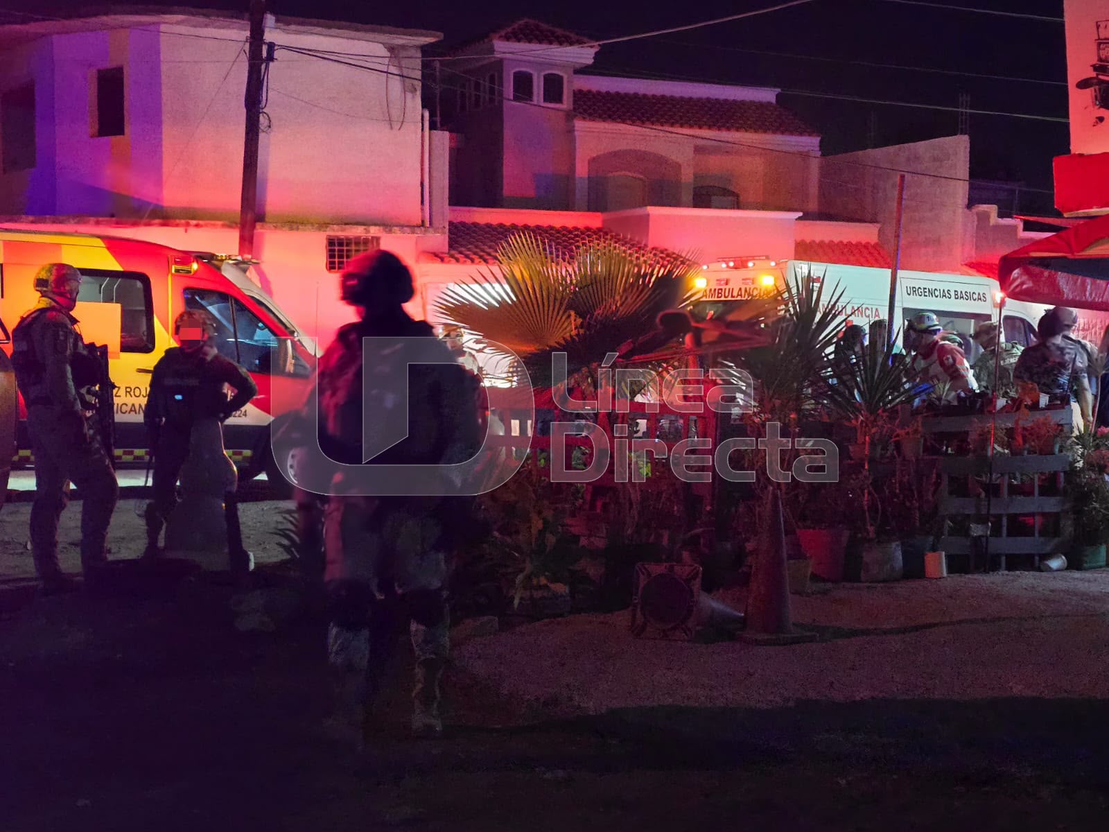 Sirenas rojas de ambulancia junto a cuerpos de emergencias