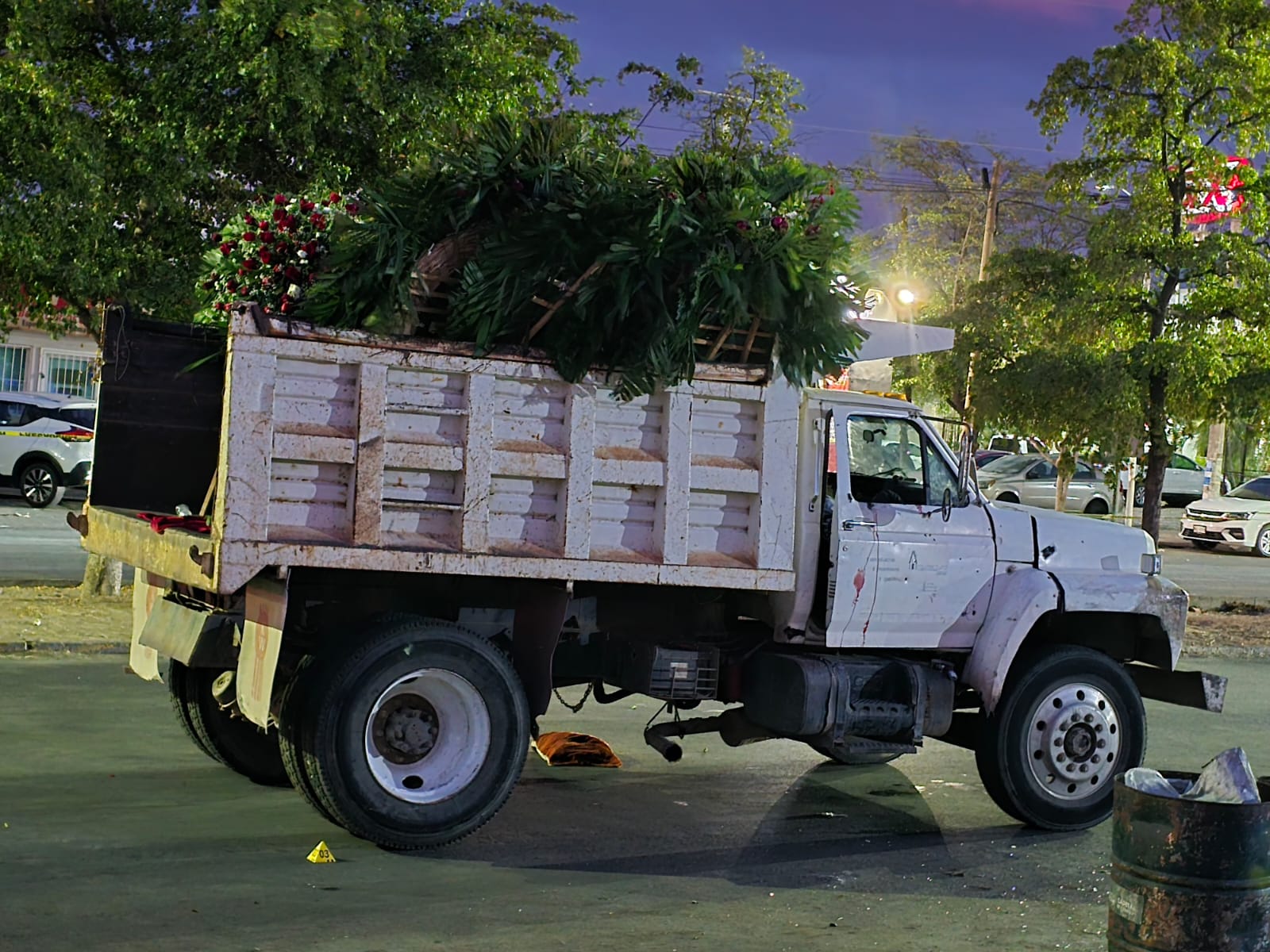 Góndola con coronas de flores en la que viajaban las víctimas del ataque armado.