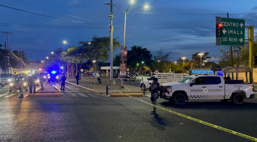 Personal de seguridad delimita la avenida tras el ataque armado contra un vehículo