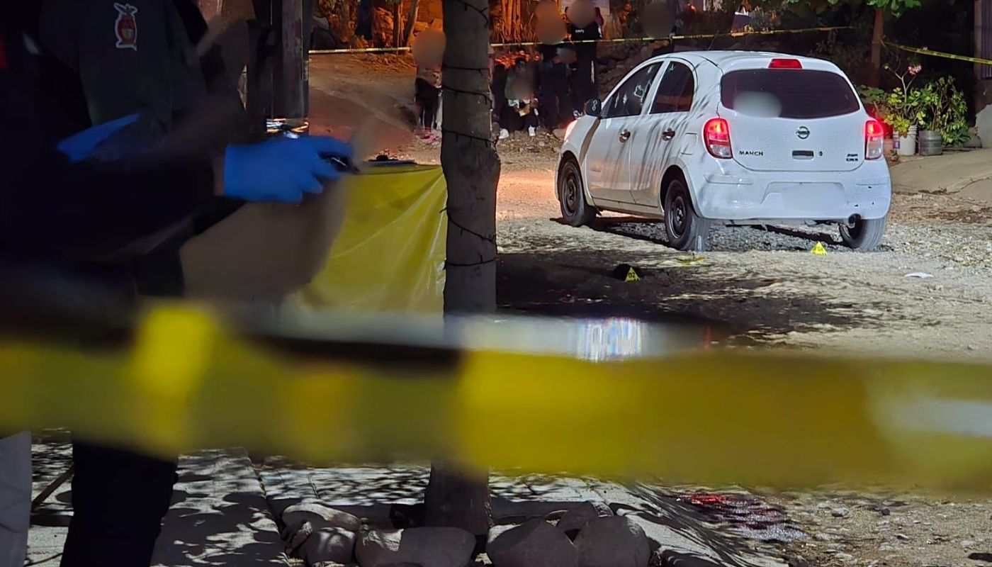 Cinta amarilla de precaución junto a un vehículo color blanco