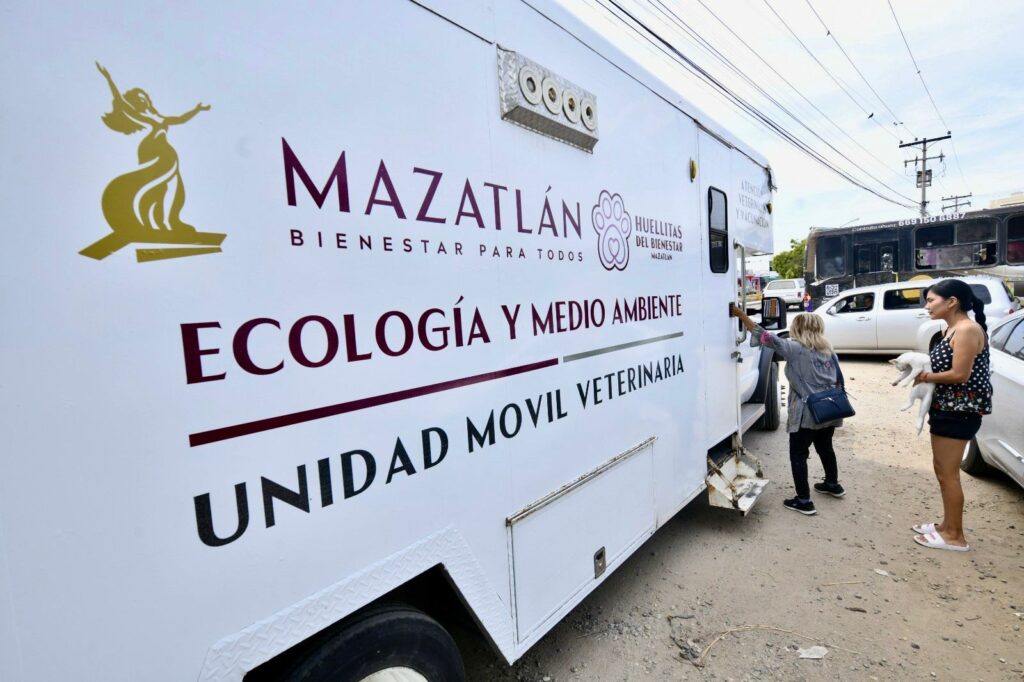 Camión de servicios de ecología en Mazatlán