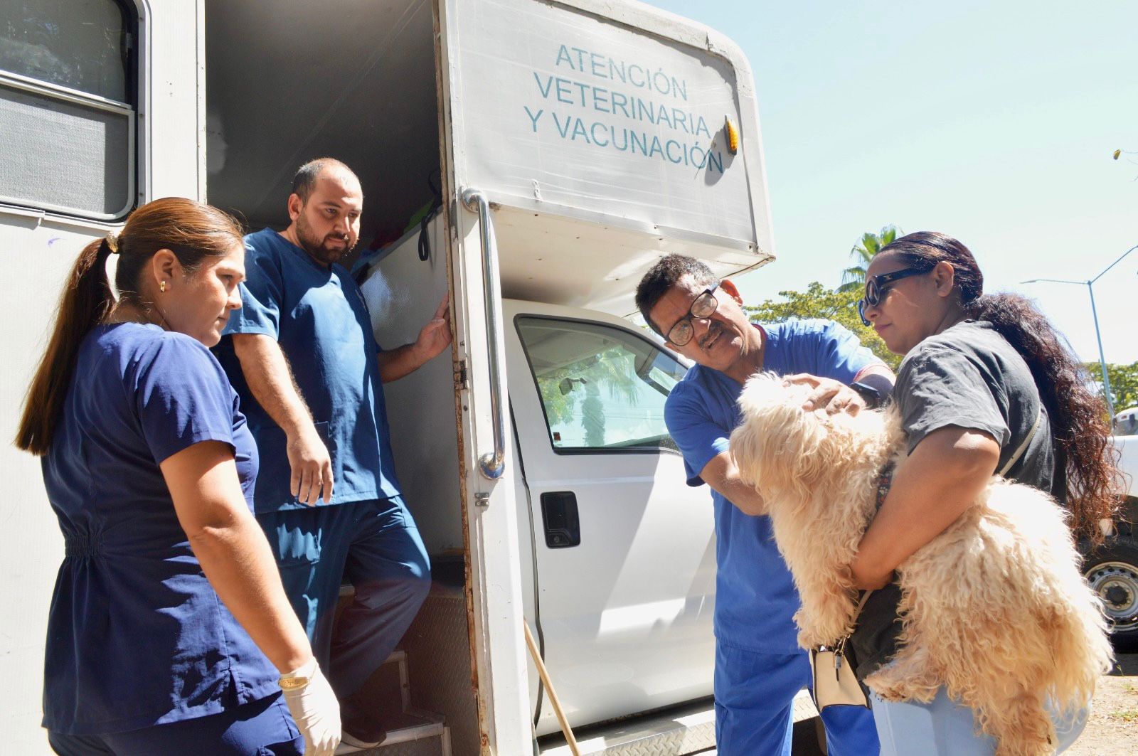 Personas de la unidad de Ecología en Mazatlán junto a un perro