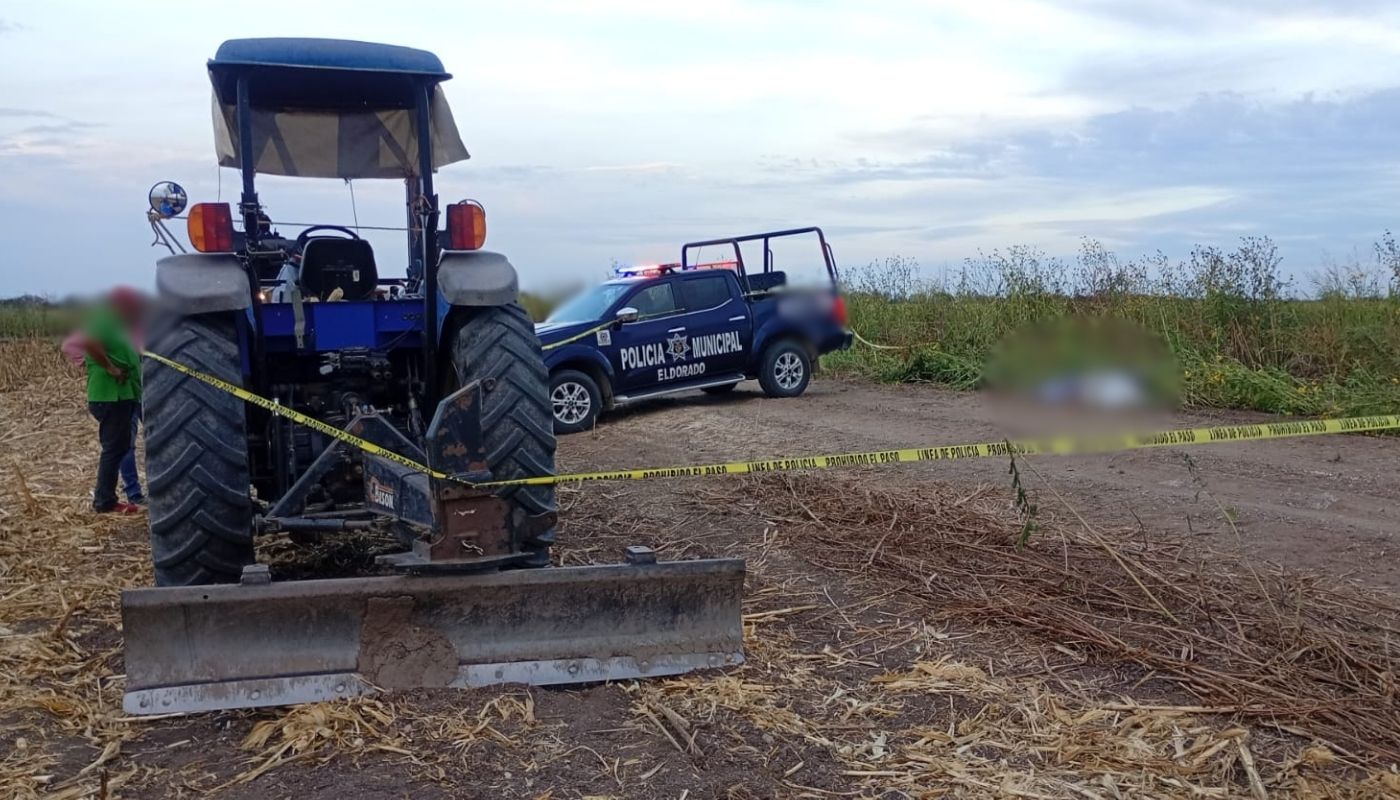 Tractor junto a una camioneta de la policía municipal de Eldorado