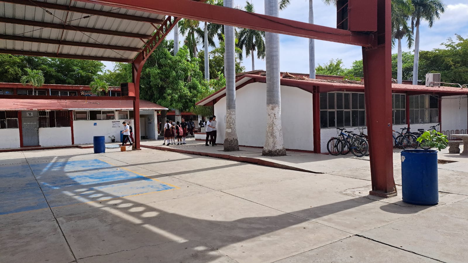 Patio de una escuela vacía