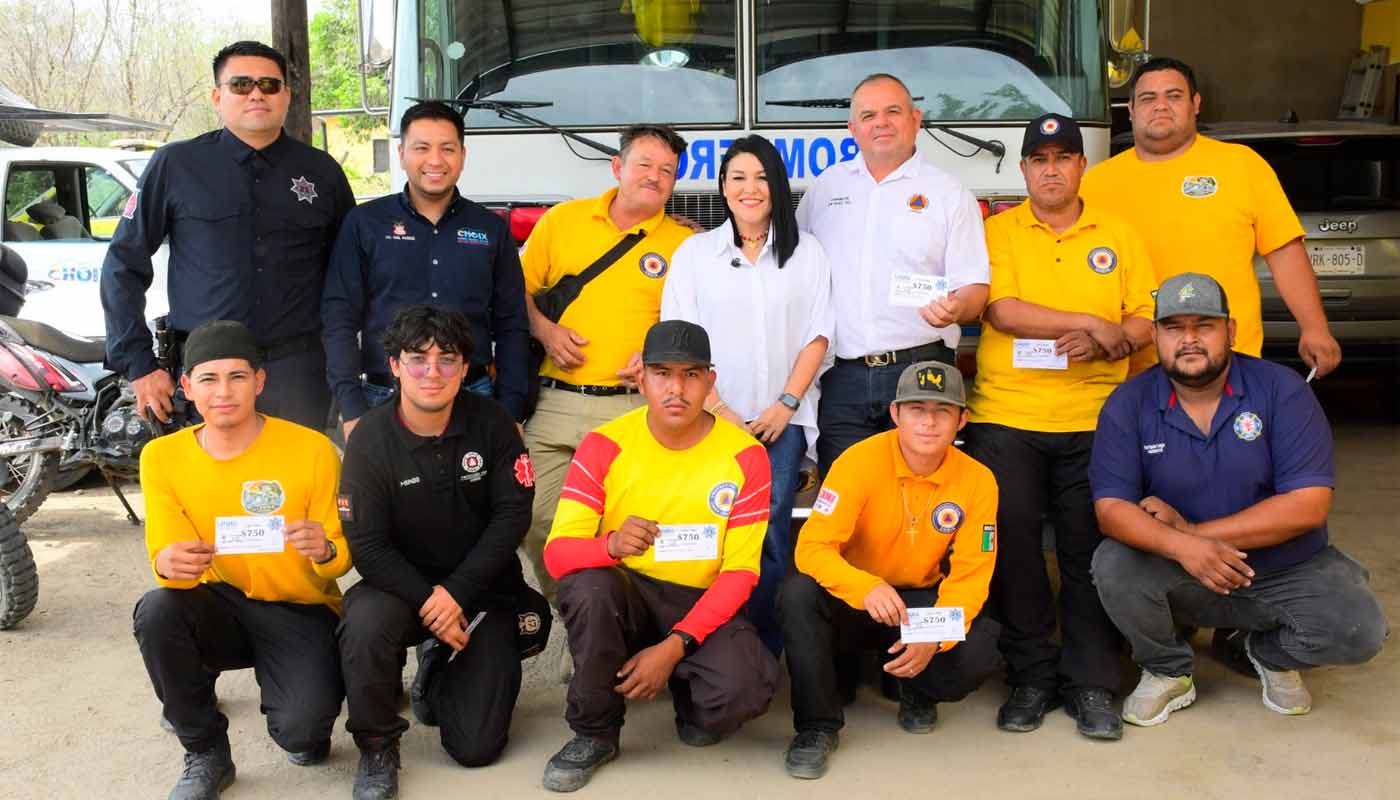 Autoridades de Choix entregan estímulo a elementos de Protección Civil