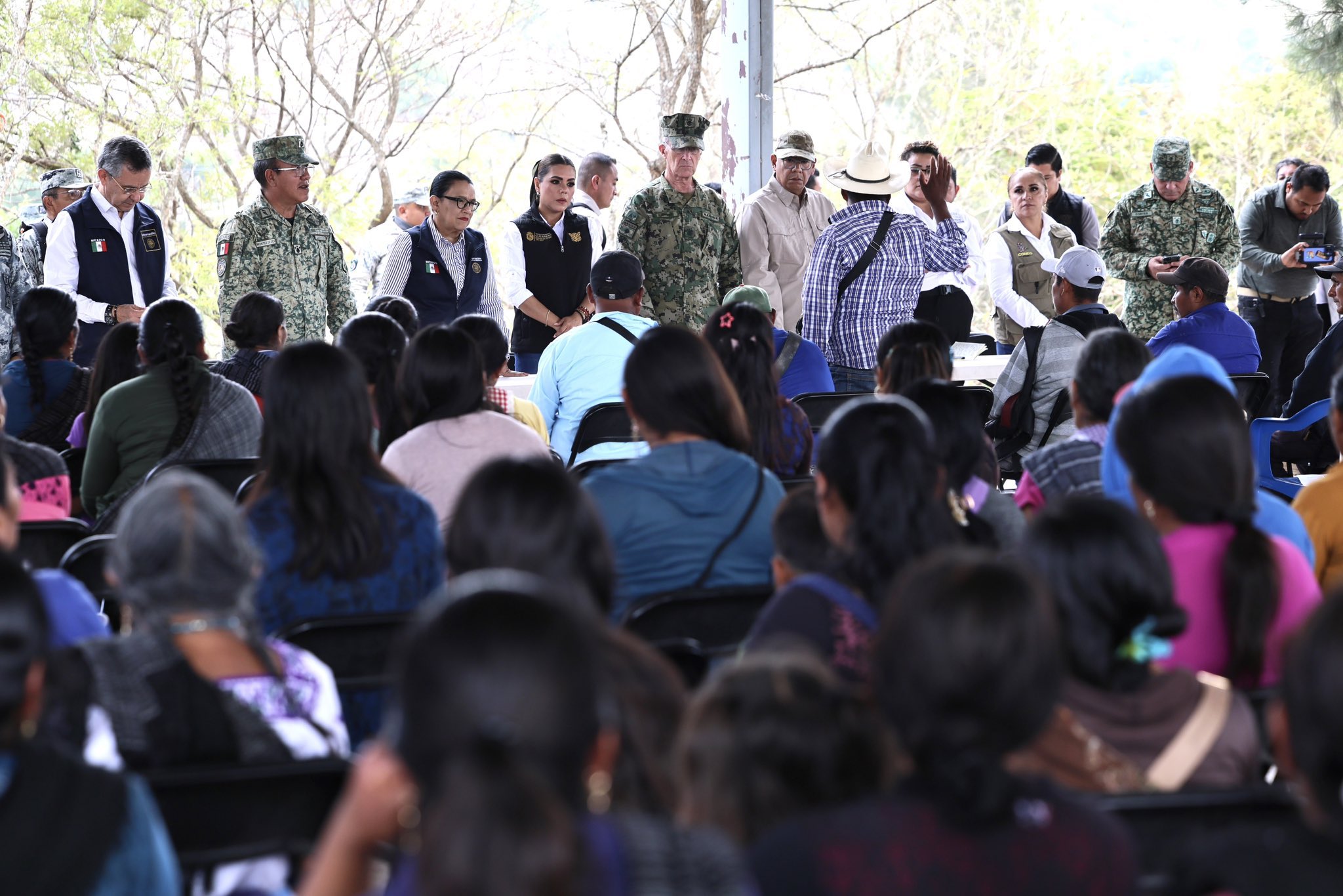 Autoridades en reunión con comunidades de Chilapa