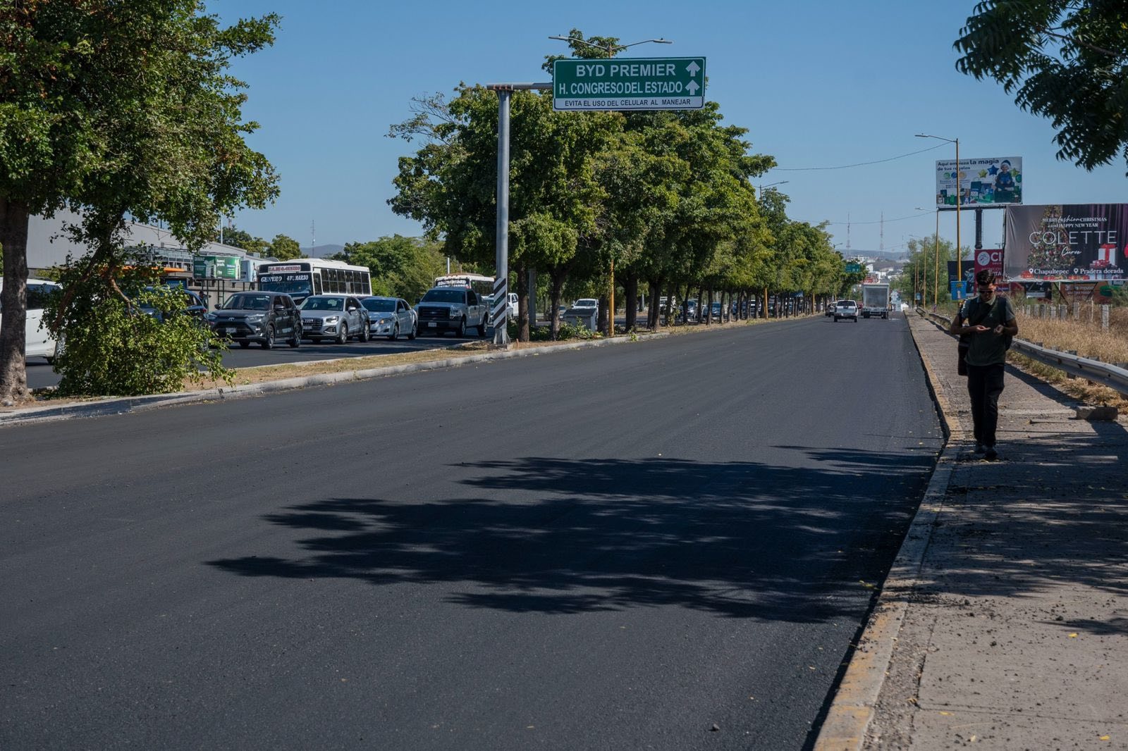 Carretera despejada y personas caminando en banqueta