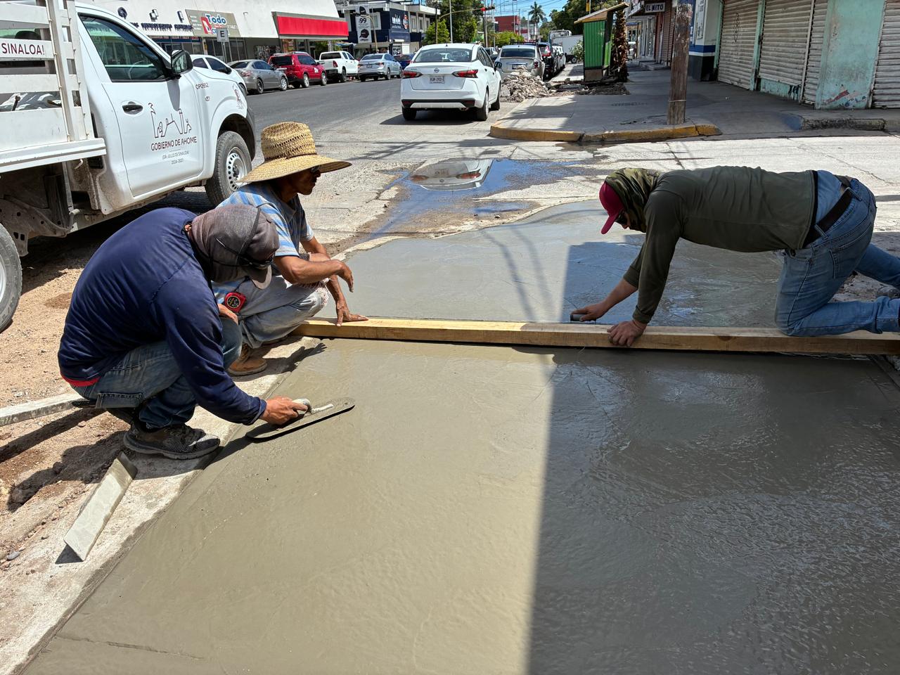 Trabajos de rehabilitación de banquetas en Los Mochis